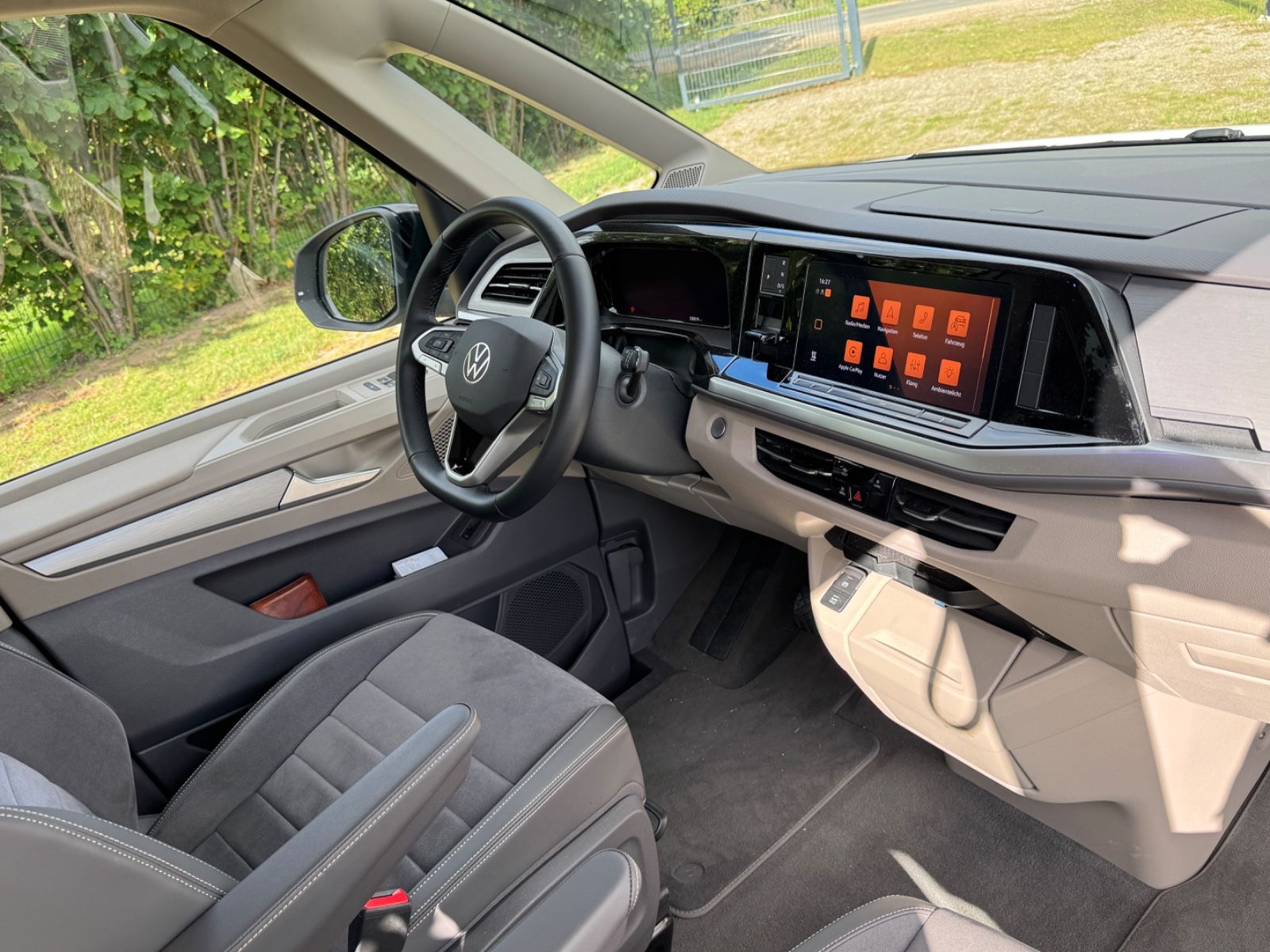 Volkswagen T7 MULTIVAN 2024 г. Белый, пробег 25050 км