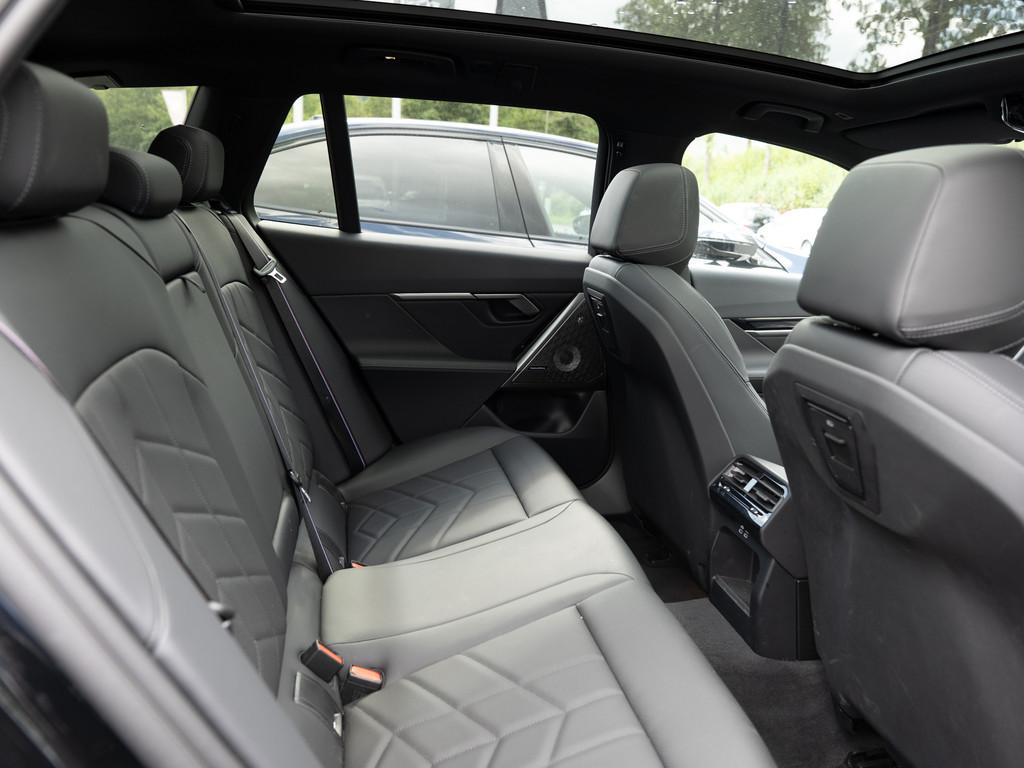 BMW 520 2026 г. Чёрный, пробег 7400 км