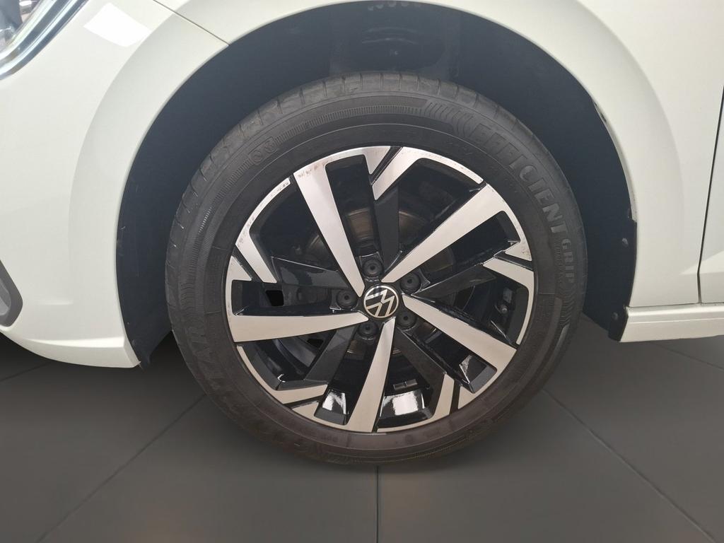 Volkswagen Polo 2023 г. Белый, пробег 43021 км