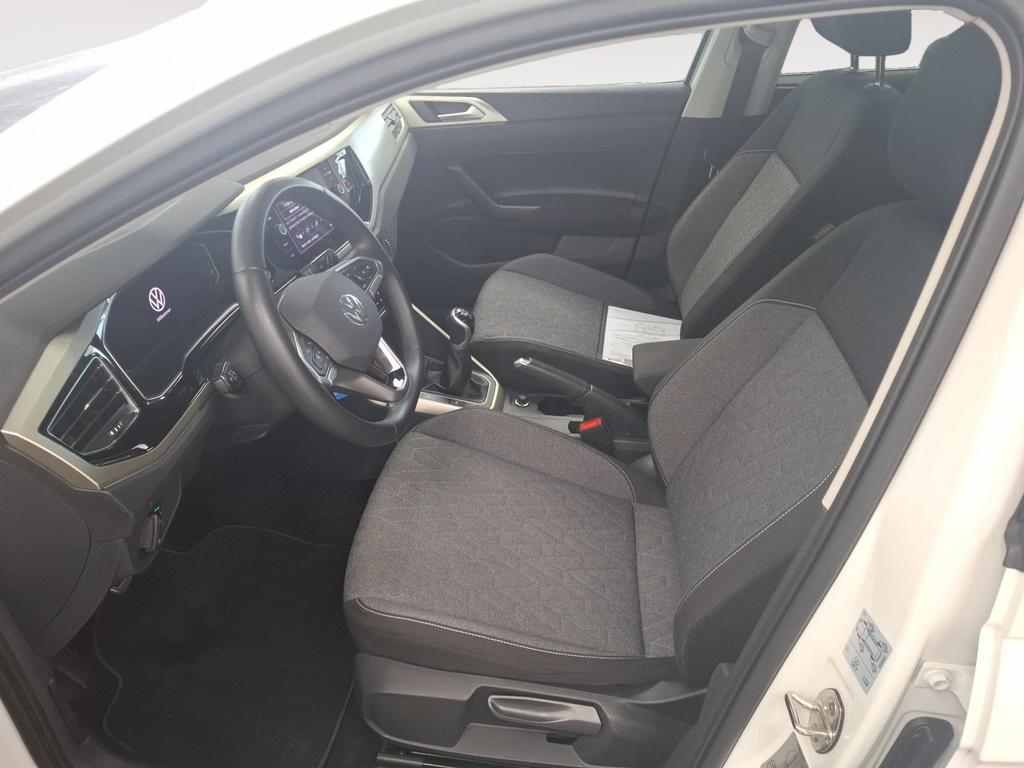 Volkswagen Polo 2023 г. Белый, пробег 43021 км