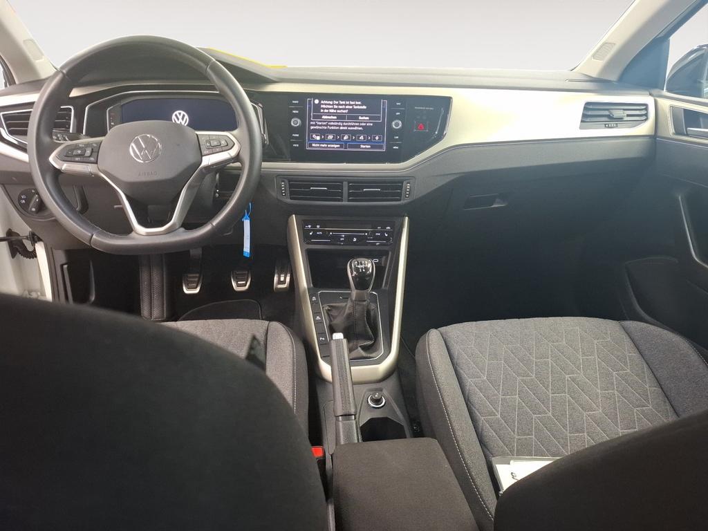 Volkswagen Polo 2023 г. Белый, пробег 43021 км
