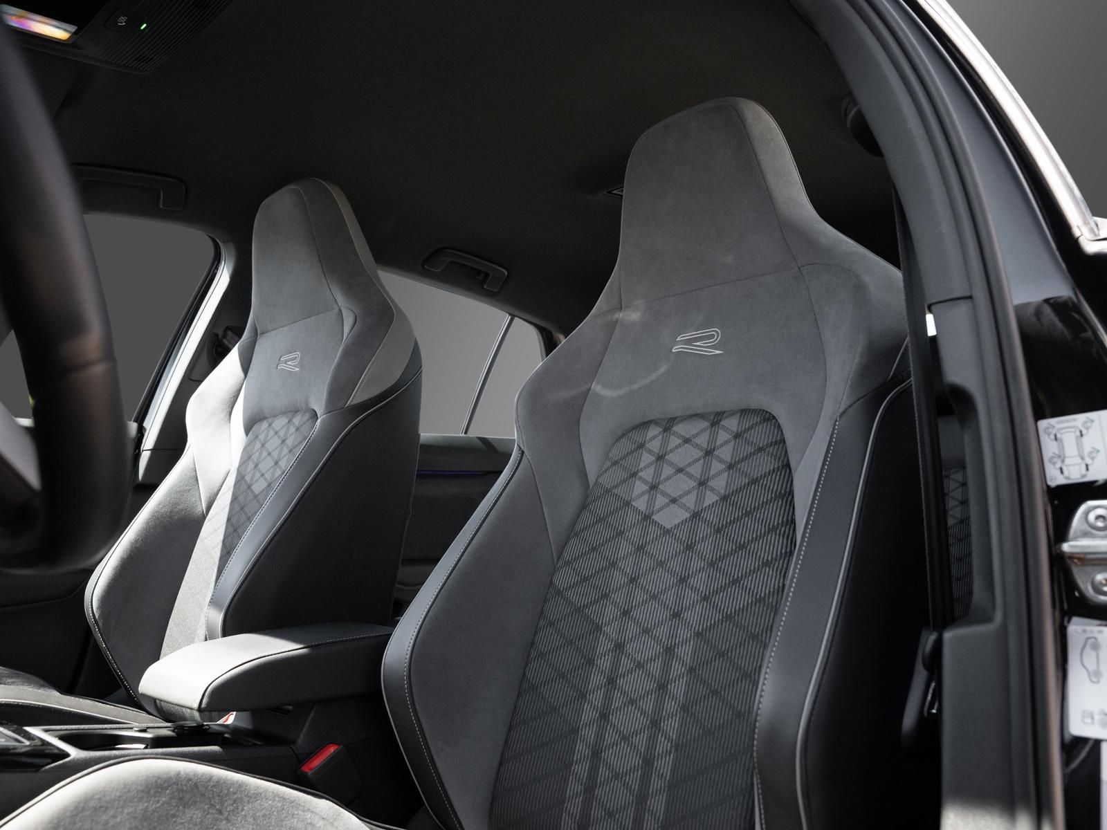 Volkswagen Golf 2024 г. Чёрный, пробег 18764 км