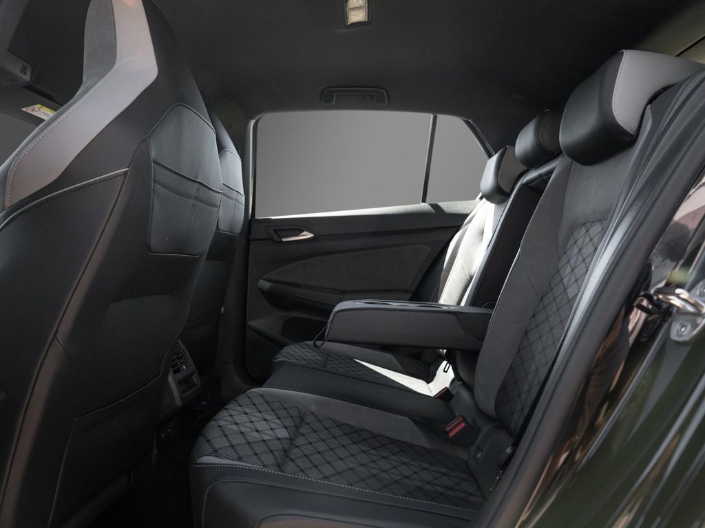Volkswagen Golf 2024 г. Чёрный, пробег 18764 км