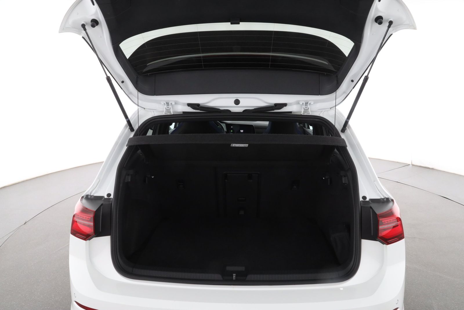 Volkswagen Golf 2023 г. Белый, пробег 52858 км