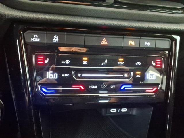 Volkswagen T-Roc 2023 г. Белый, пробег 40156 км