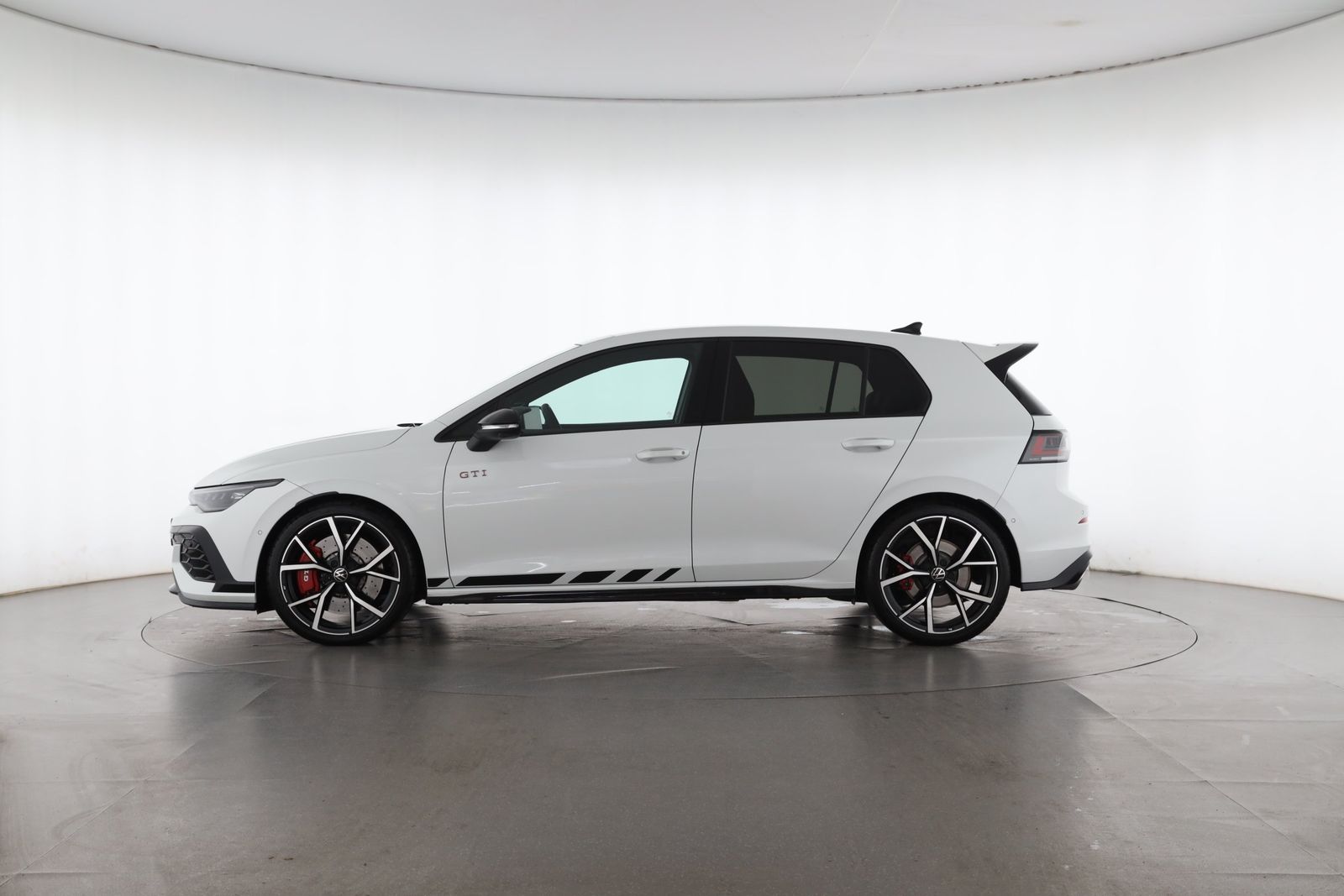 Volkswagen Golf 2026 г. Белый, пробег 4434 км