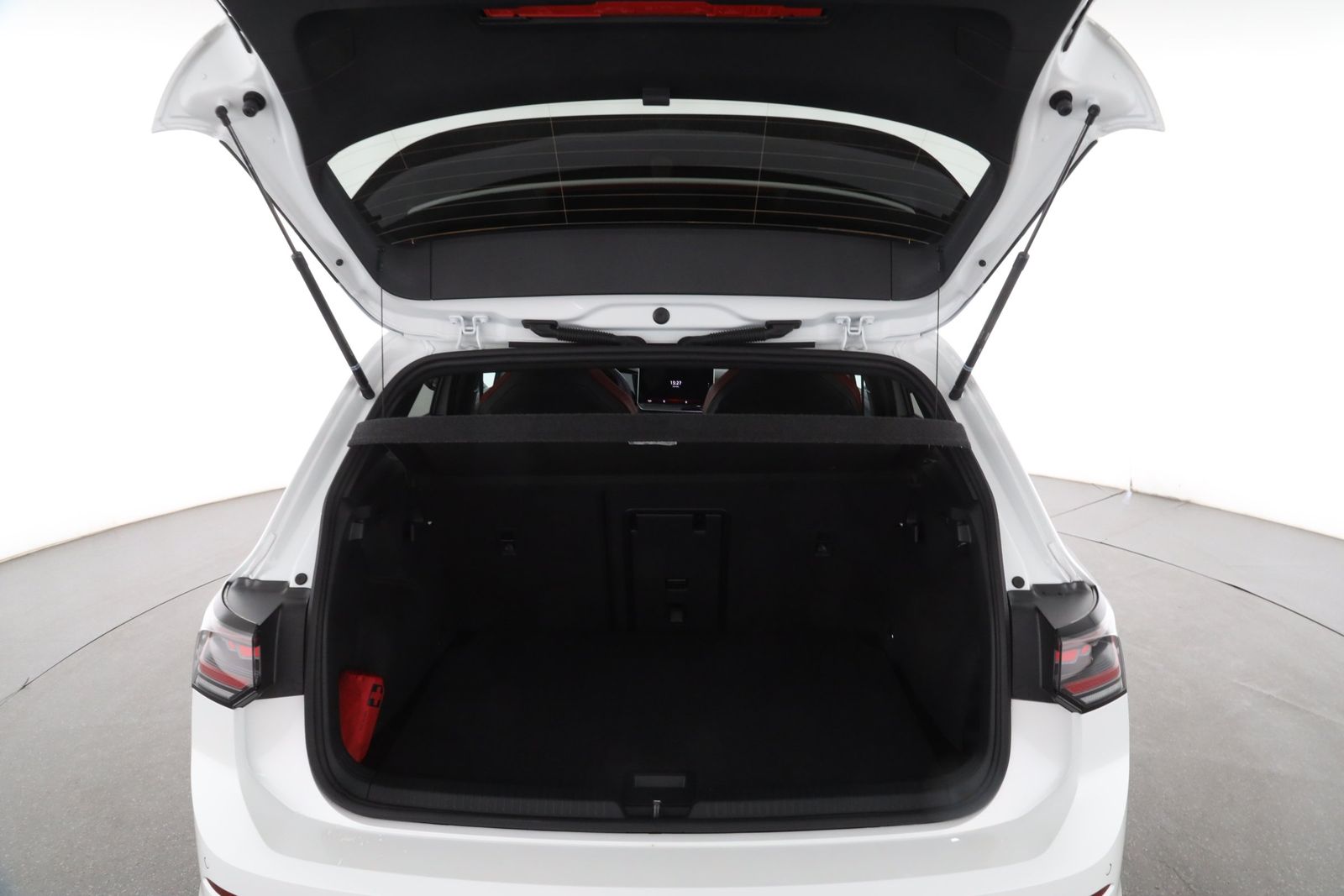 Volkswagen Golf 2026 г. Белый, пробег 4434 км