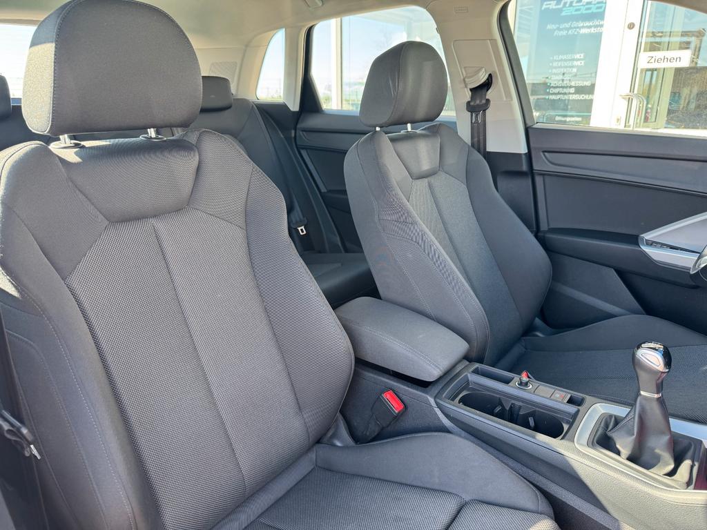 Audi Q3 2023 г. Синий, пробег 49185 км