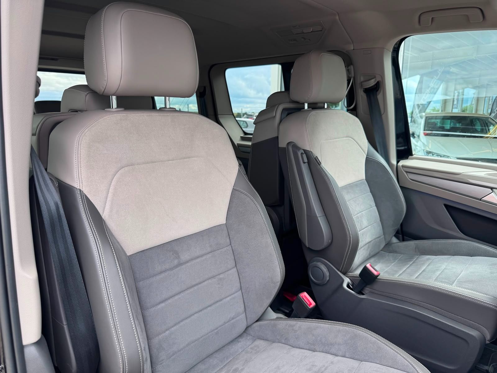 Volkswagen T7 MULTIVAN 2025 г. Чёрный, пробег 28600 км