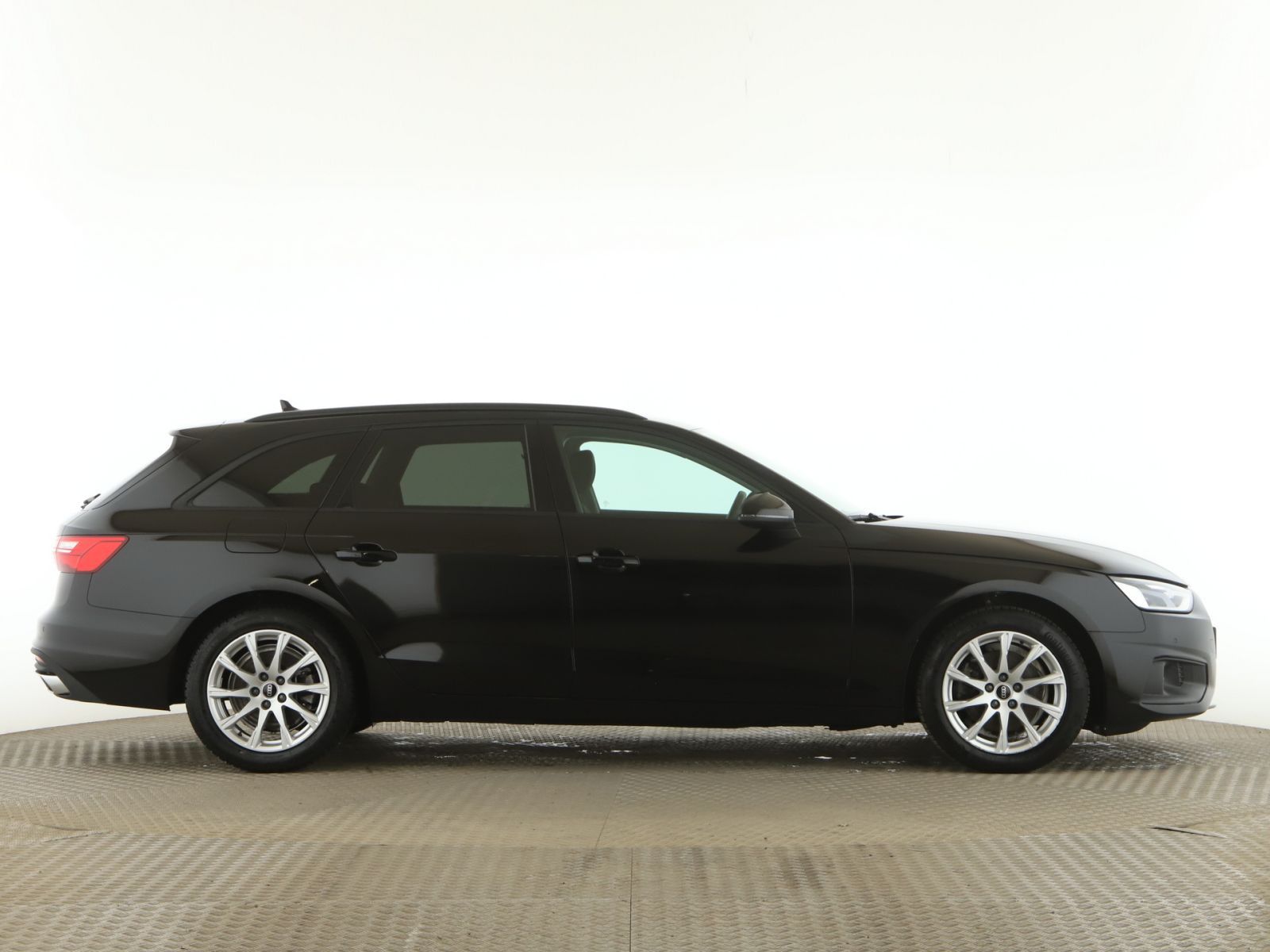 Audi A4 2023 г. Чёрный, пробег 41915 км