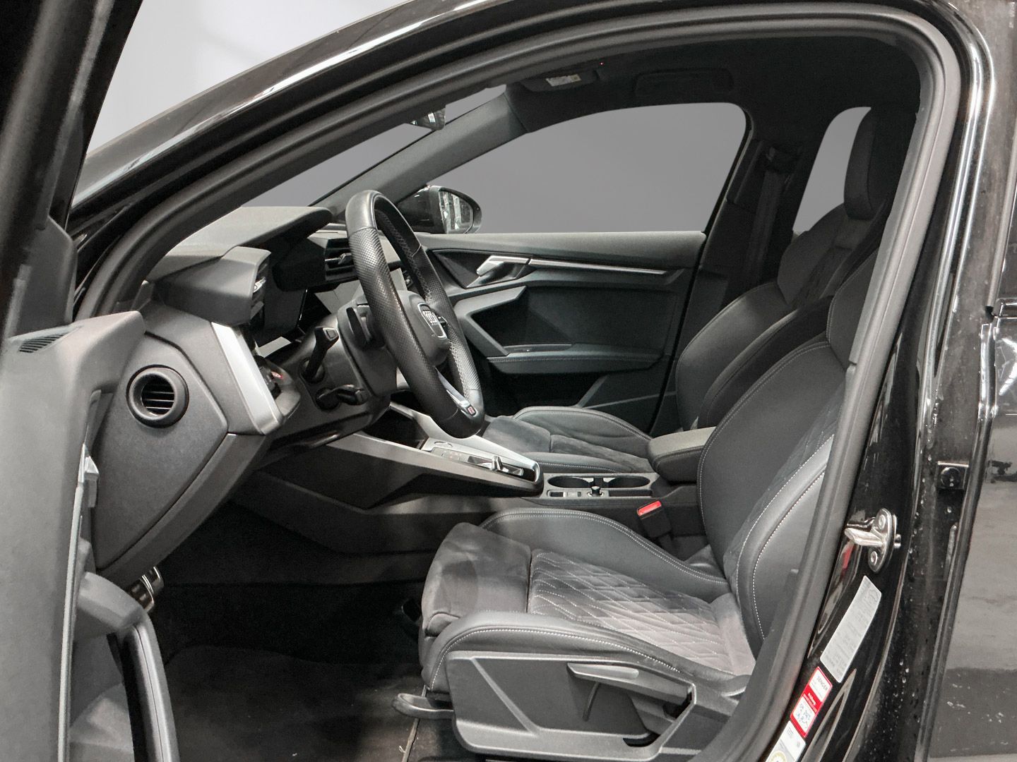 Audi A3 2022 г. Чёрный, пробег 42525 км