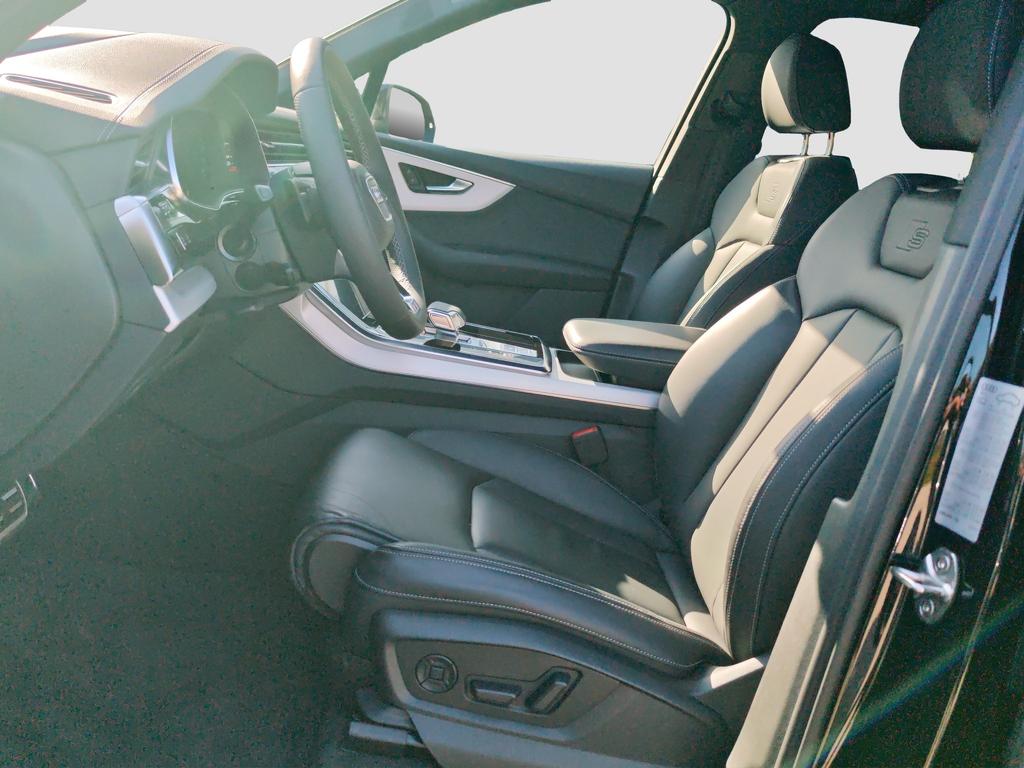 Audi Q7 2023 г. Чёрный, пробег 42900 км
