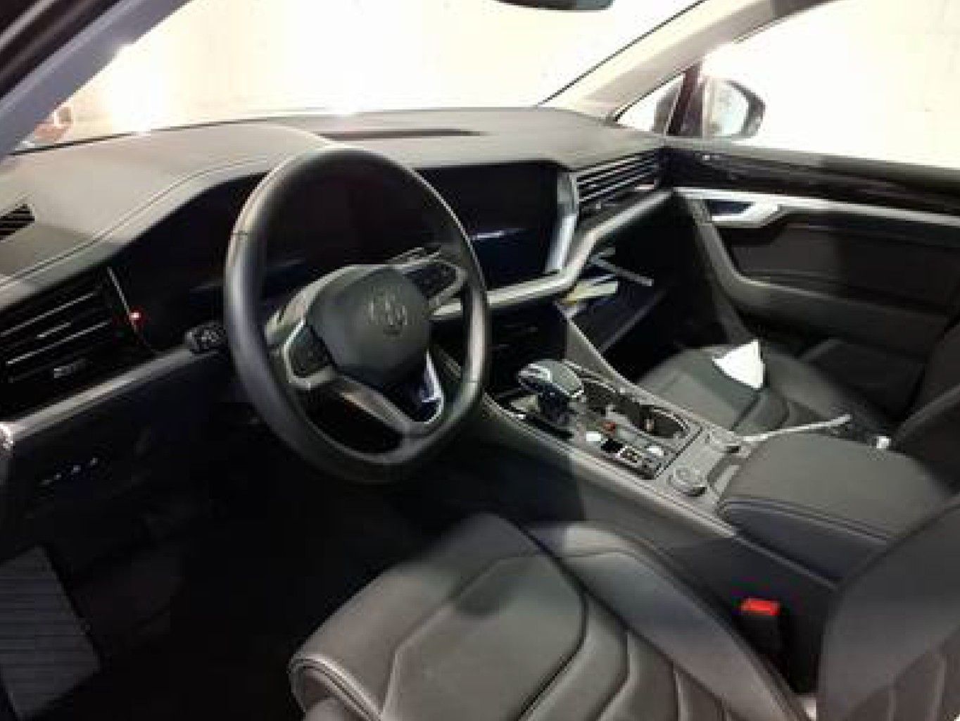 Volkswagen Touareg 2026 г. Серый, пробег 27240 км