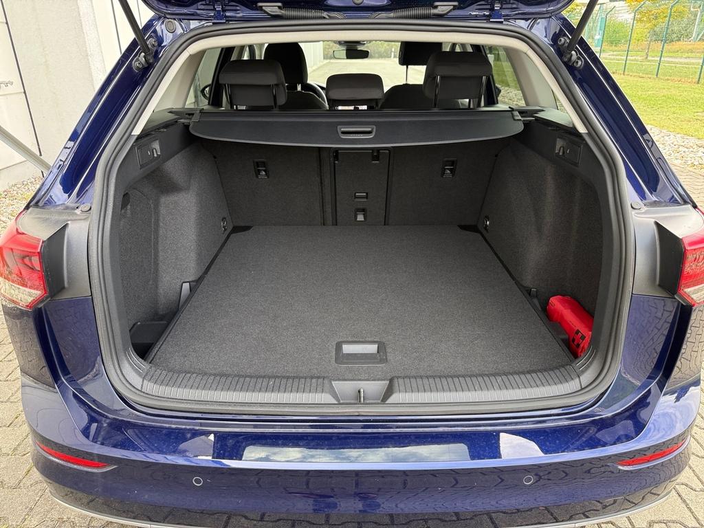 Volkswagen Golf 2023 г. Синий, пробег 43877 км