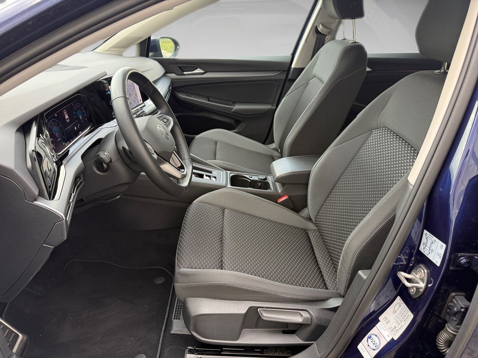 Volkswagen Golf 2023 г. Синий, пробег 43877 км