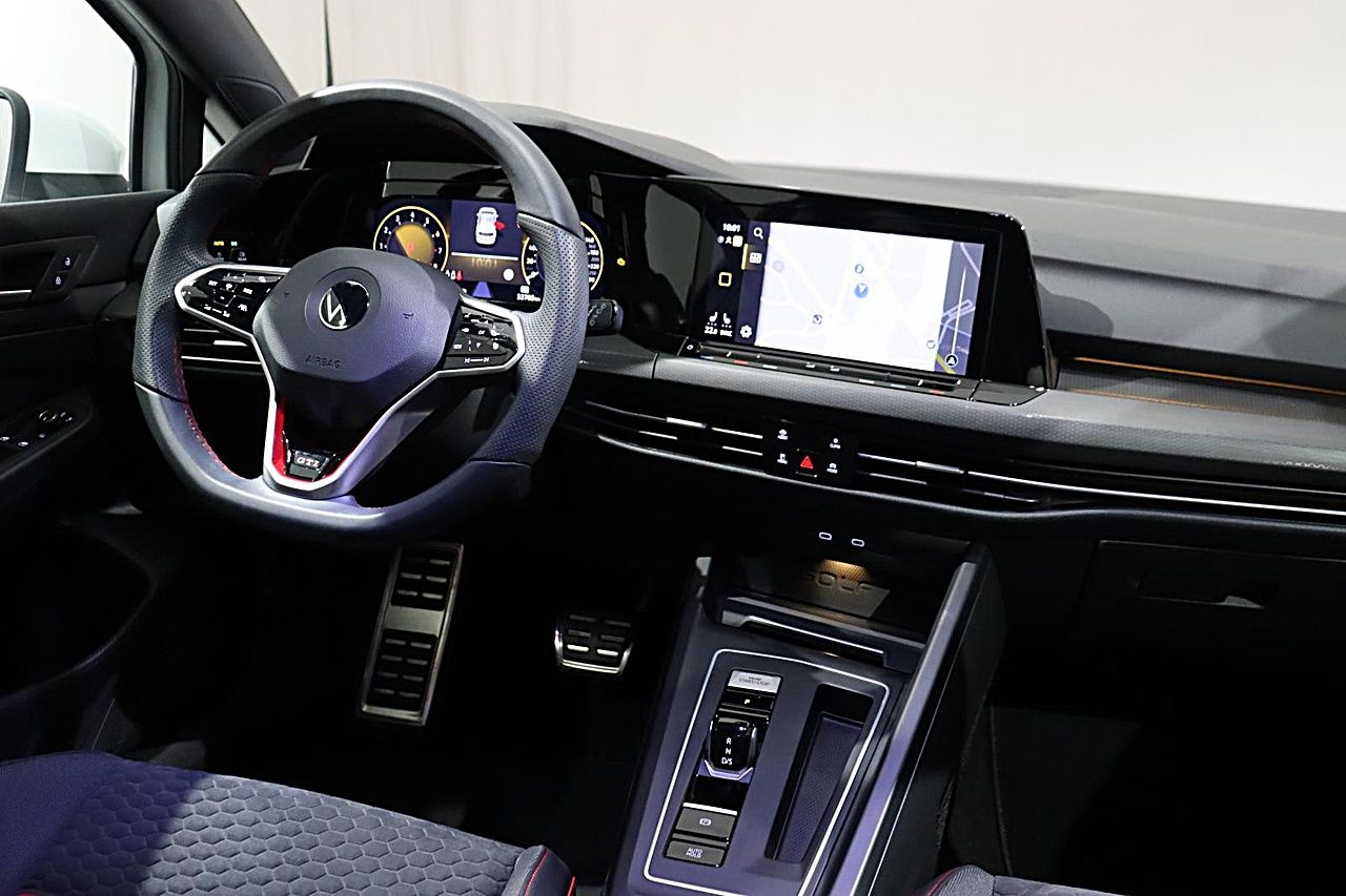 Volkswagen Golf 2022 г. Белый, пробег 53702 км