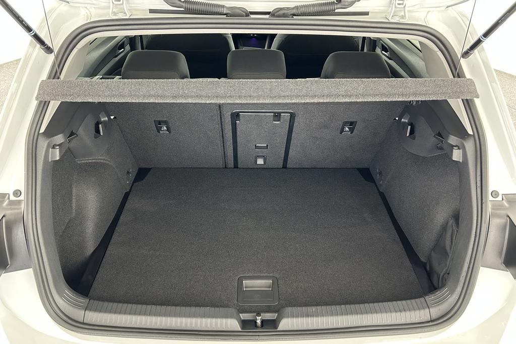 Volkswagen Golf 2024 г. Белый, пробег 19944 км