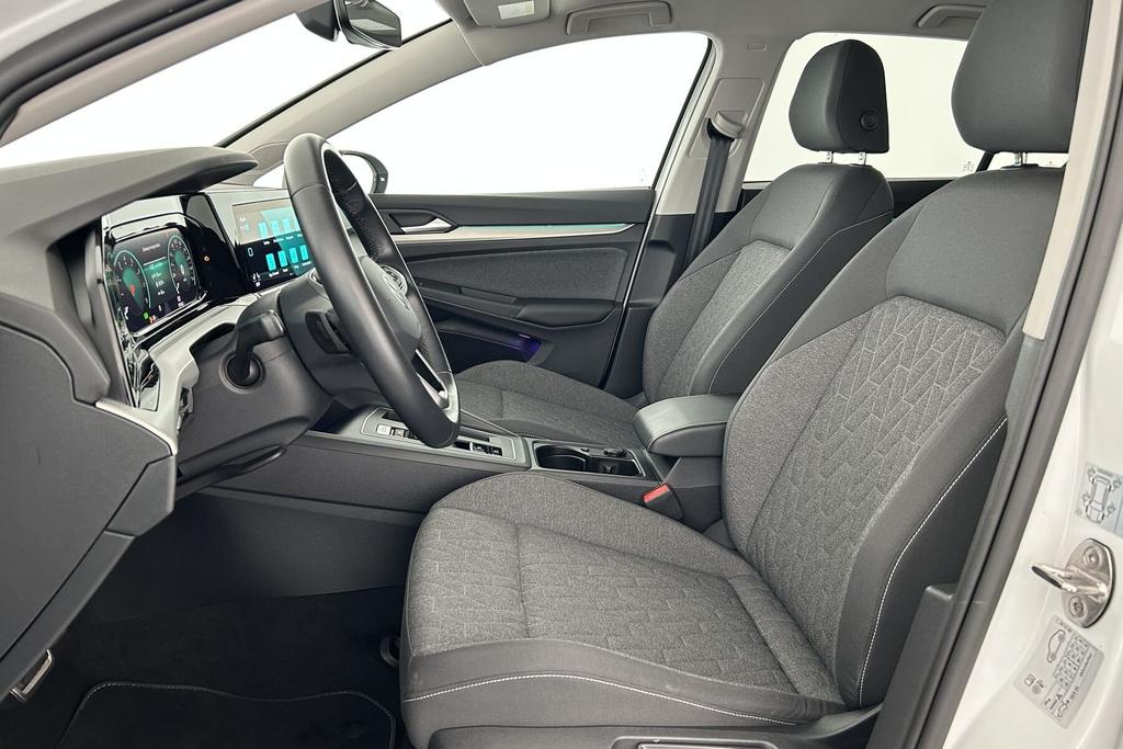 Volkswagen Golf 2024 г. Белый, пробег 19944 км