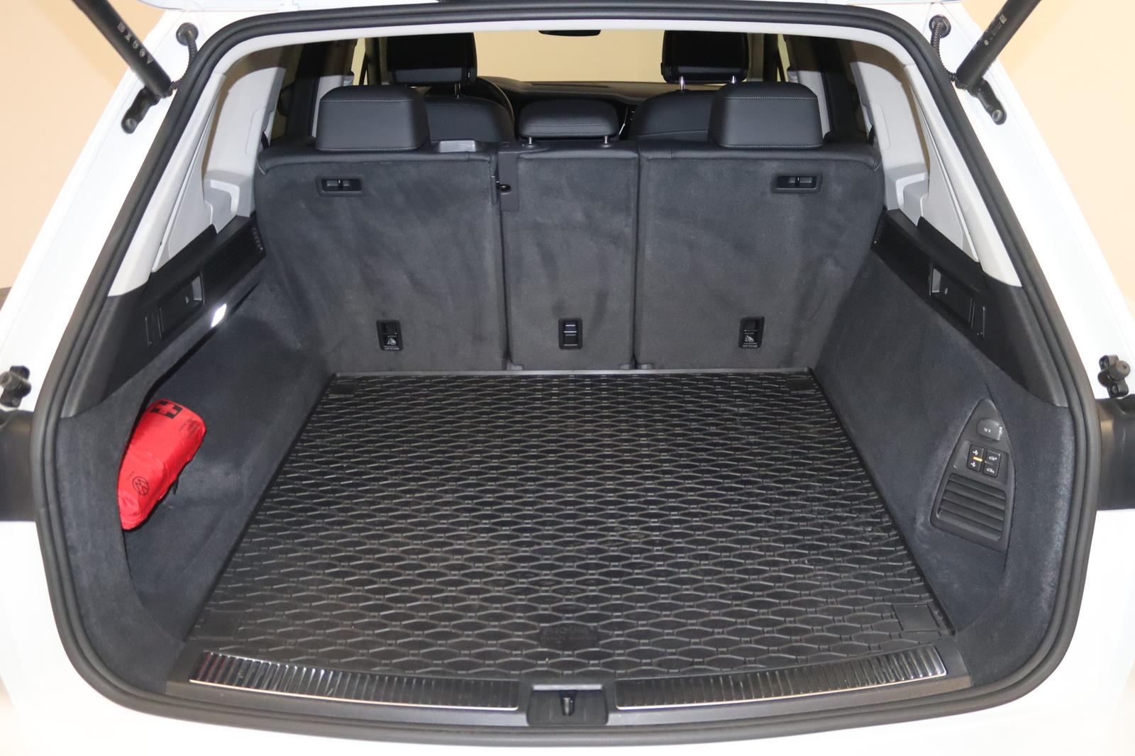 Volkswagen Touareg 2024 г. Белый, пробег 55200 км