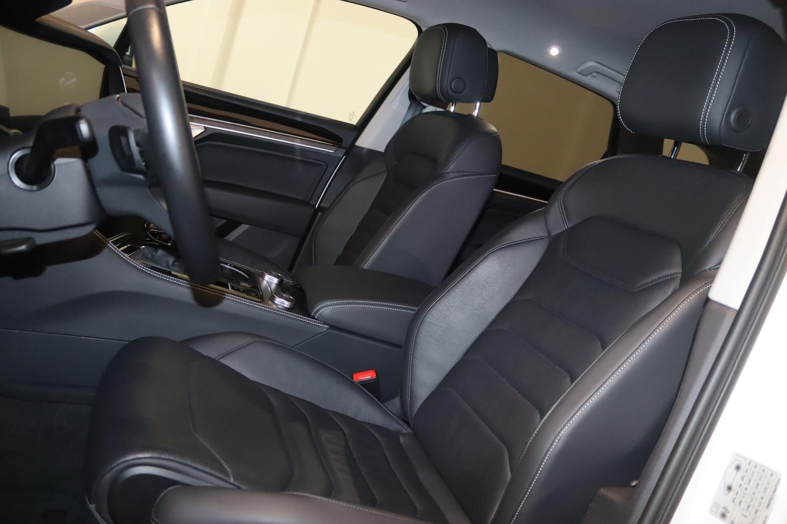 Volkswagen Touareg 2024 г. Белый, пробег 55200 км