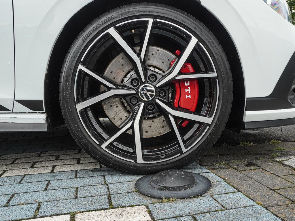 Volkswagen Golf 2023 г. Белый, пробег 47368 км