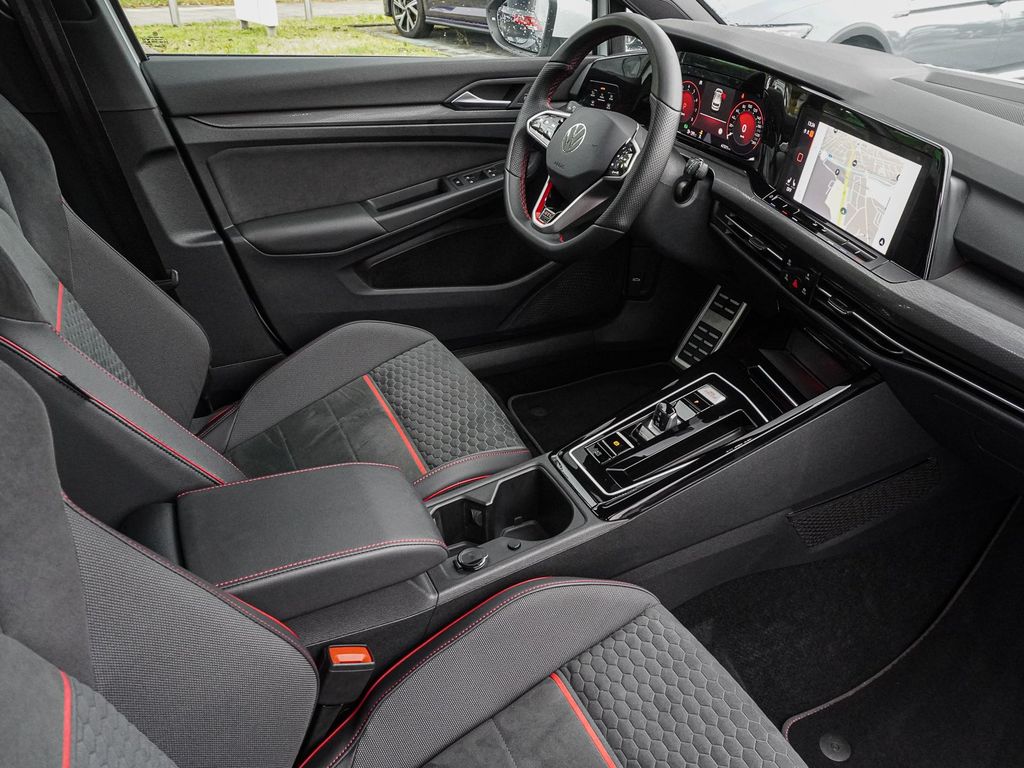 Volkswagen Golf 2023 г. Белый, пробег 47368 км