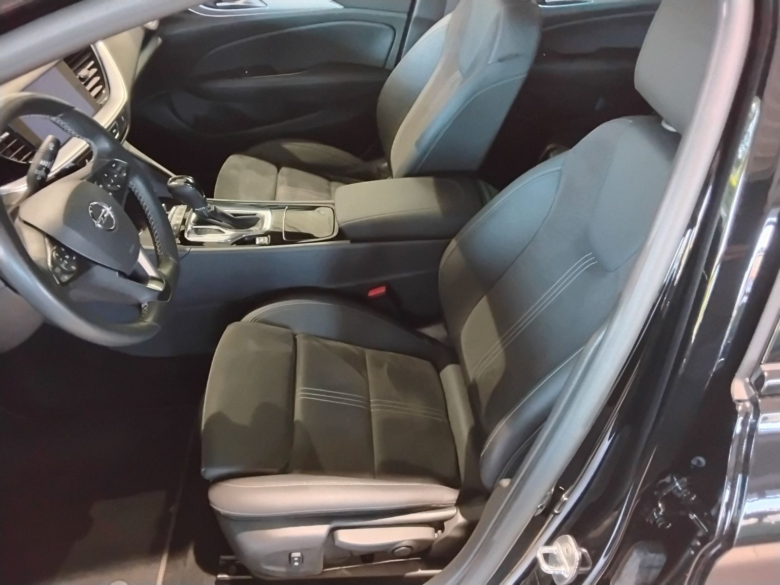 Opel Insignia 2022 г. Чёрный, пробег 35000 км