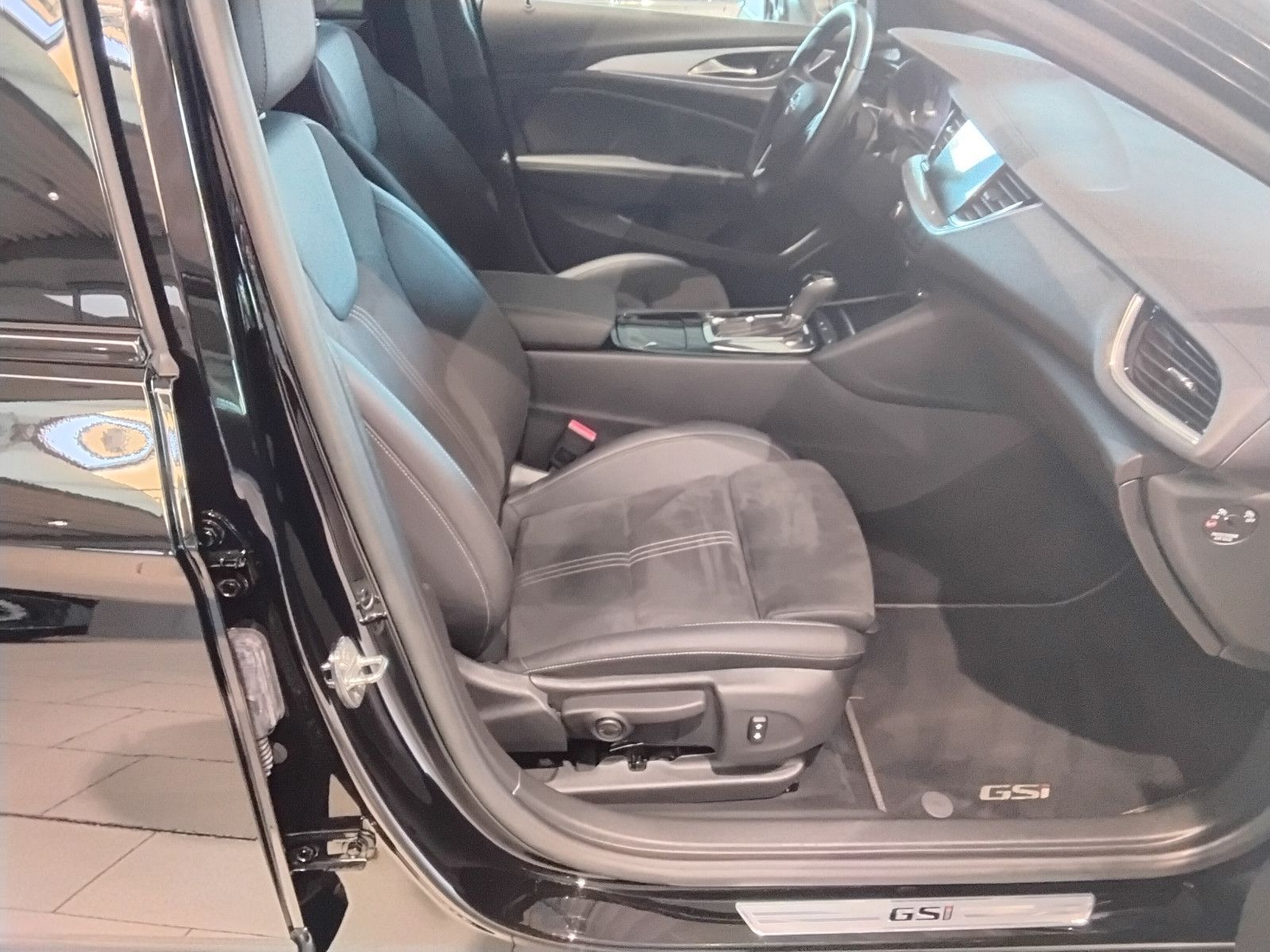 Opel Insignia 2022 г. Чёрный, пробег 35000 км