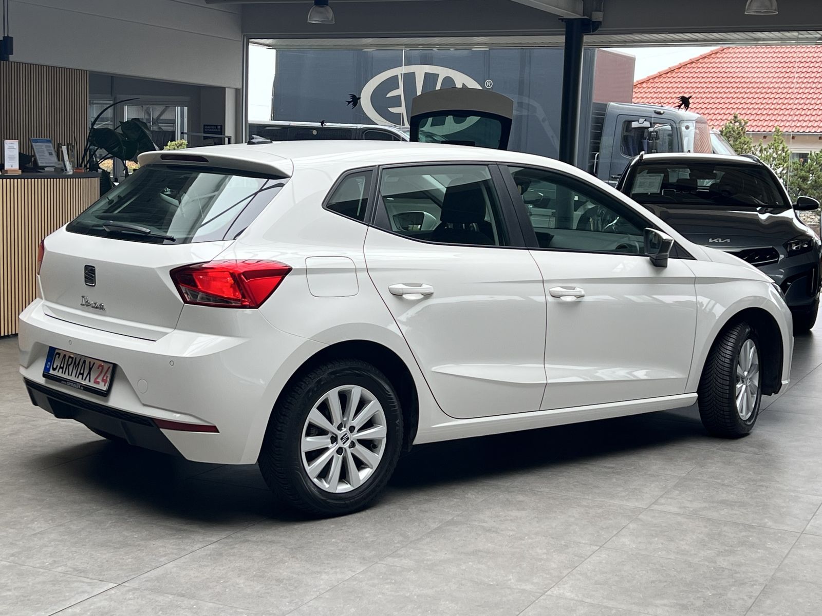 SEAT Ibiza 2023 г. Белый, пробег 50615 км