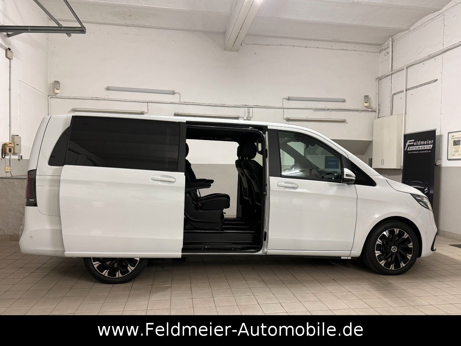 Mercedes-Benz V 300 2025 г. Белый, пробег 15300 км