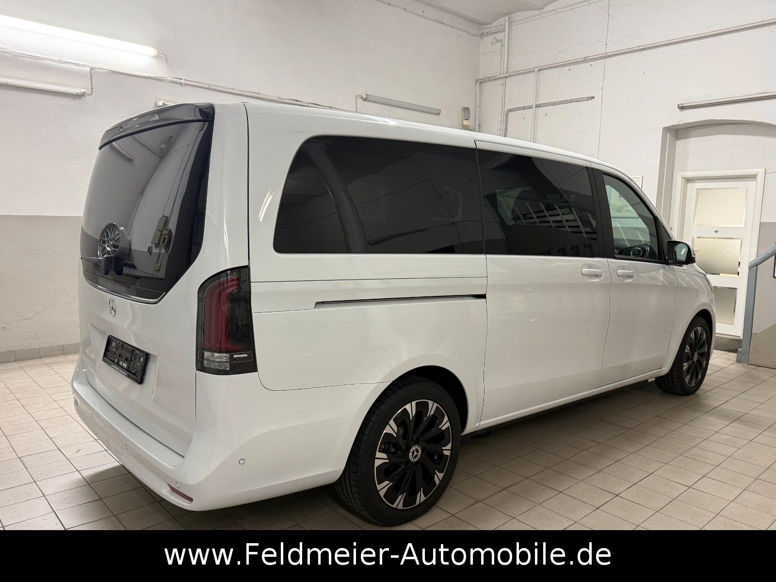 Mercedes-Benz V 300 2025 г. Белый, пробег 15300 км