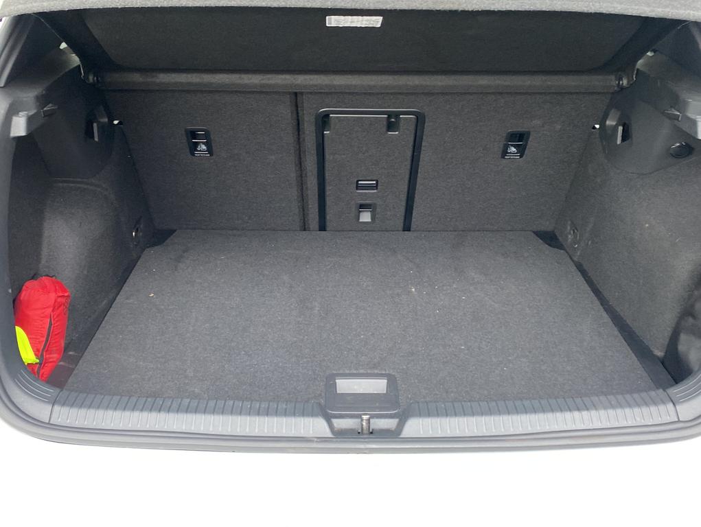 Volkswagen Golf 2024 г. Белый, пробег 32011 км
