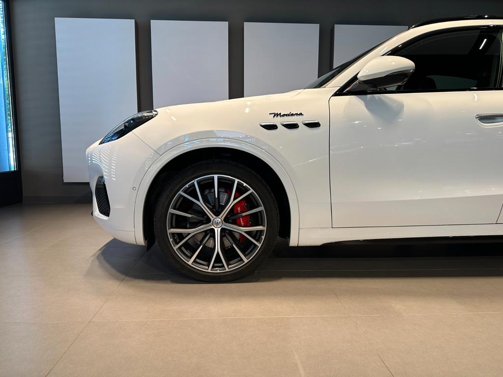 Maserati Grecale 2024 г. Белый, пробег 54100 км