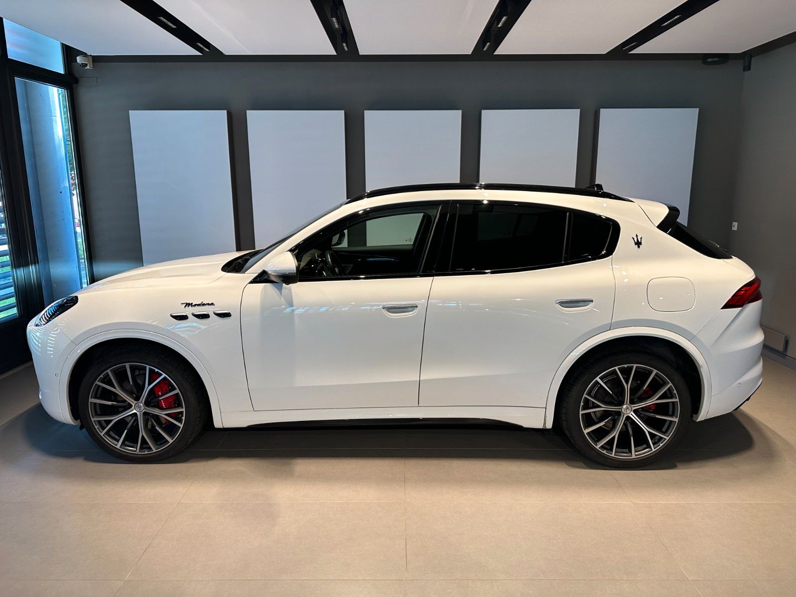 Maserati Grecale 2024 г. Белый, пробег 54100 км