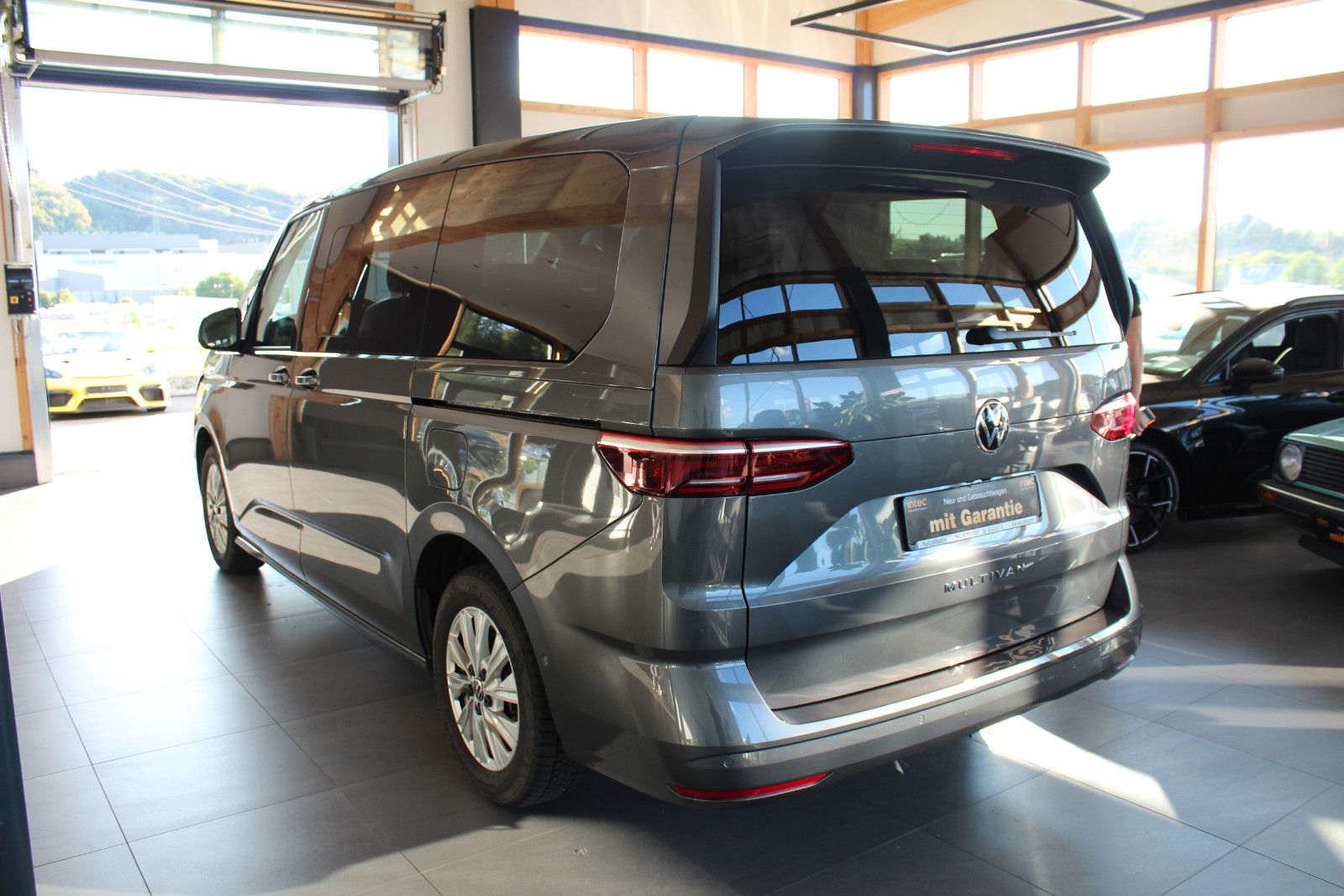 Volkswagen T7 MULTIVAN 2024 г. Серый, пробег 53000 км