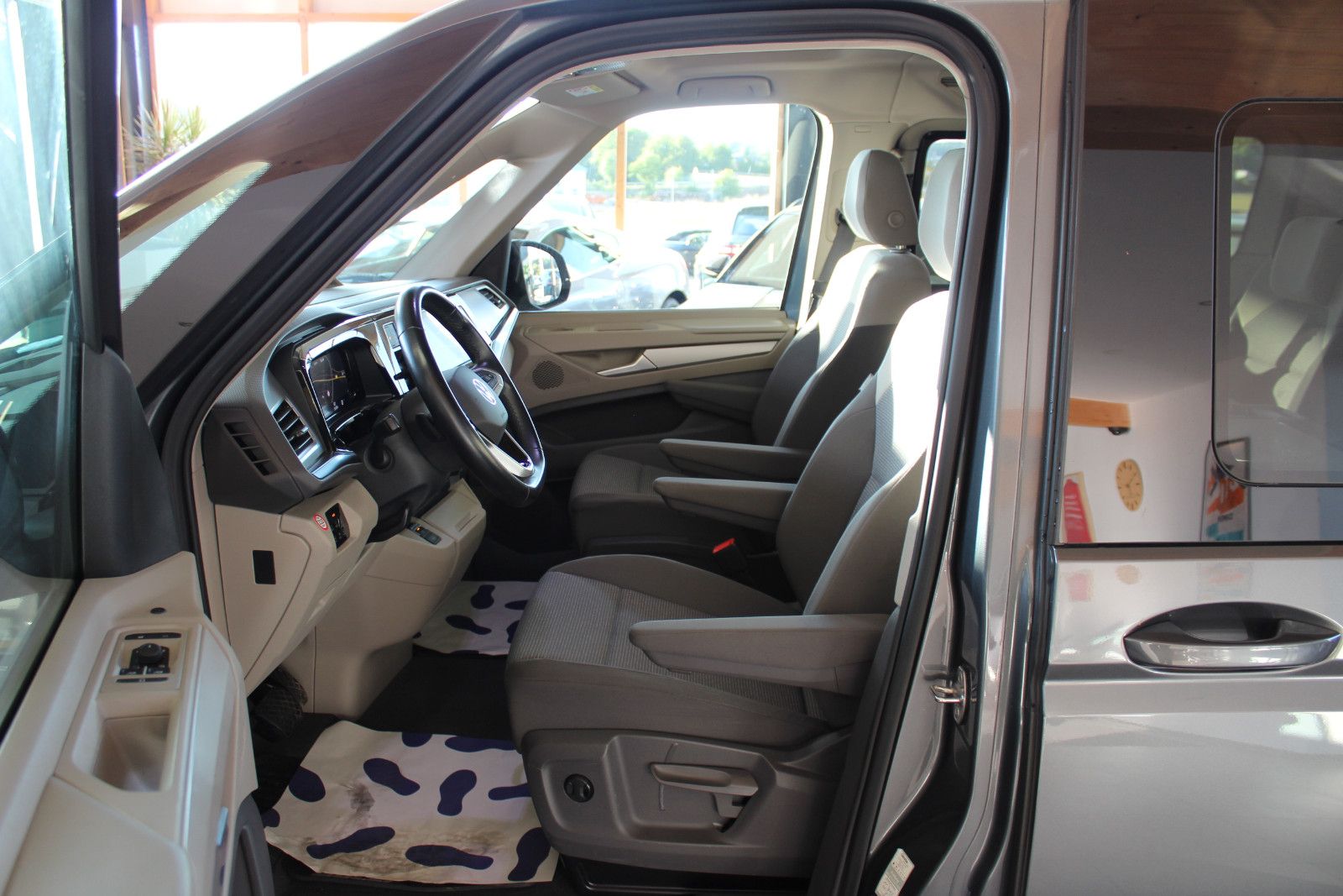 Volkswagen T7 MULTIVAN 2024 г. Серый, пробег 53000 км