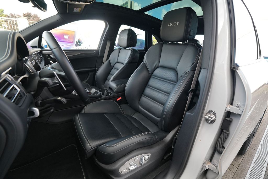 Porsche Macan 2023 г. Серый, пробег 41850 км