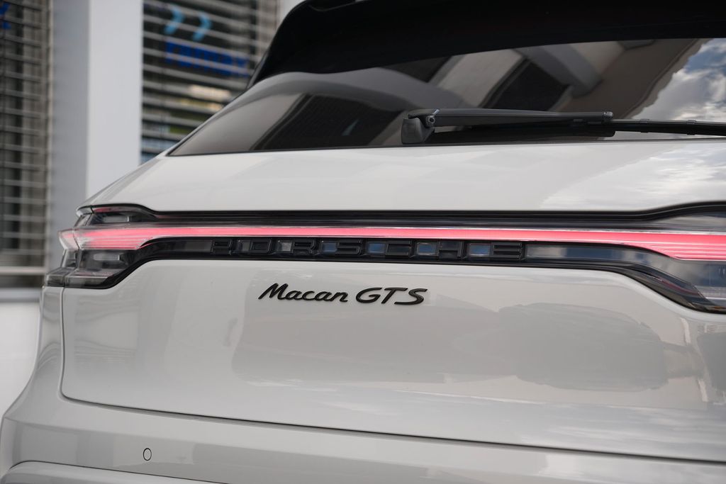 Porsche Macan 2023 г. Серый, пробег 41850 км