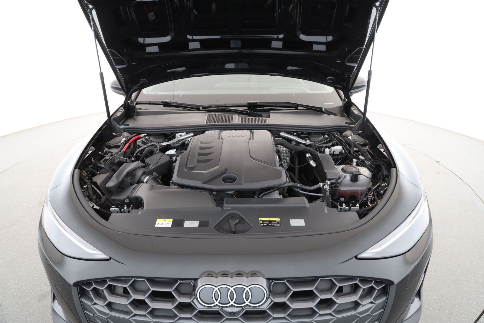 Audi A6 2025 г. Чёрный, пробег 25977 км