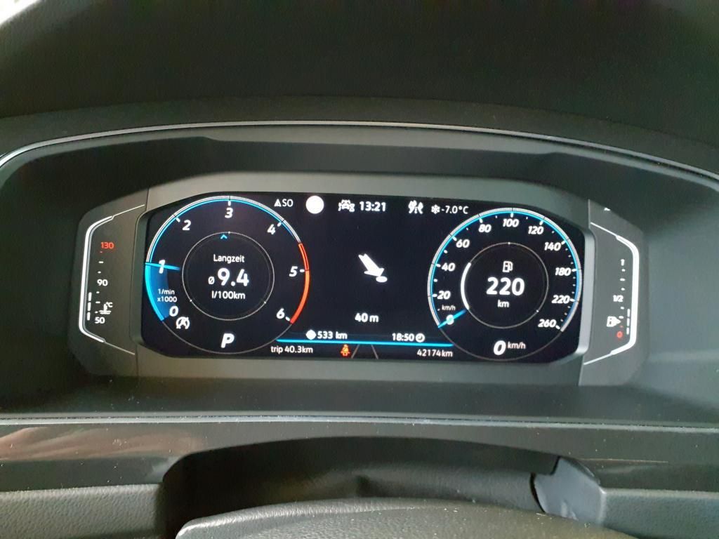 Volkswagen Tiguan 2022 г. Серебристый, пробег 42174 км