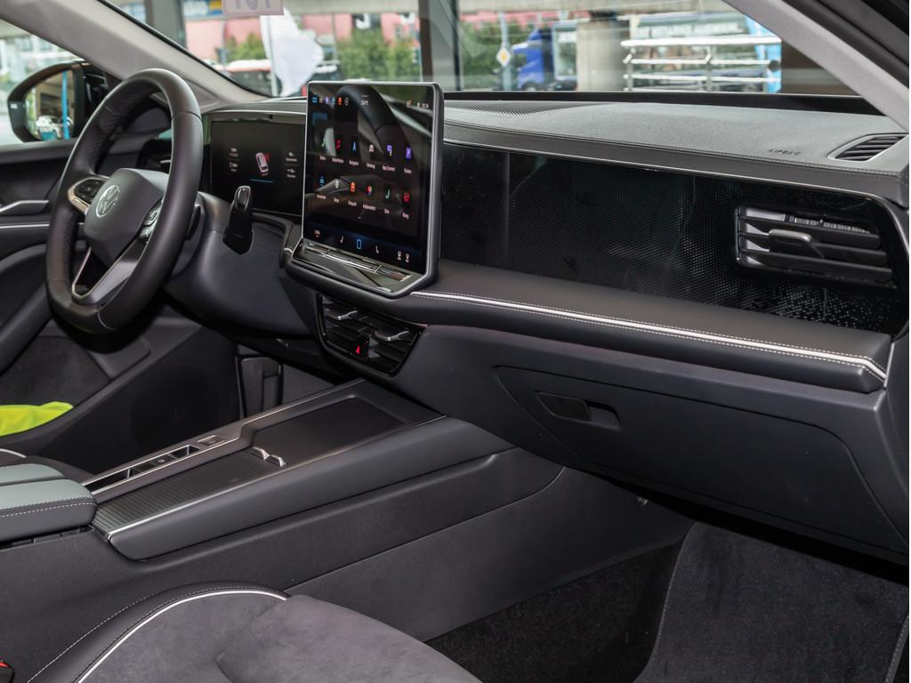 Volkswagen Passat 2026 г. Чёрный, пробег 6095 км