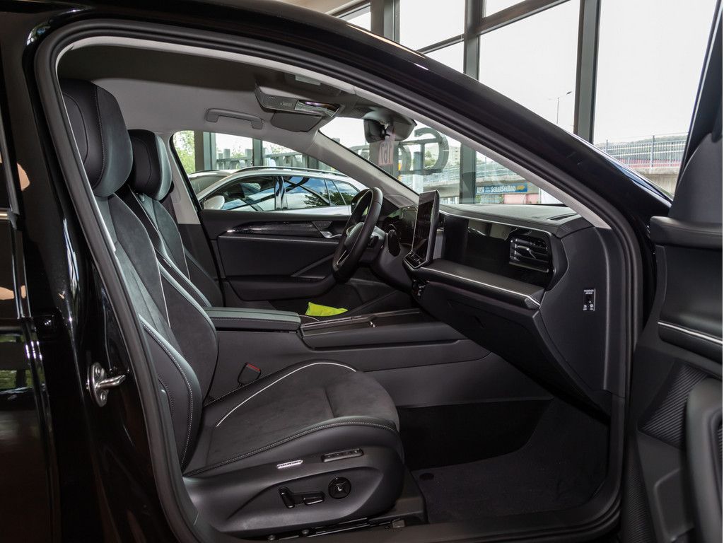 Volkswagen Passat 2026 г. Чёрный, пробег 6095 км