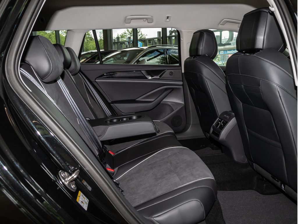 Volkswagen Passat 2026 г. Чёрный, пробег 6095 км