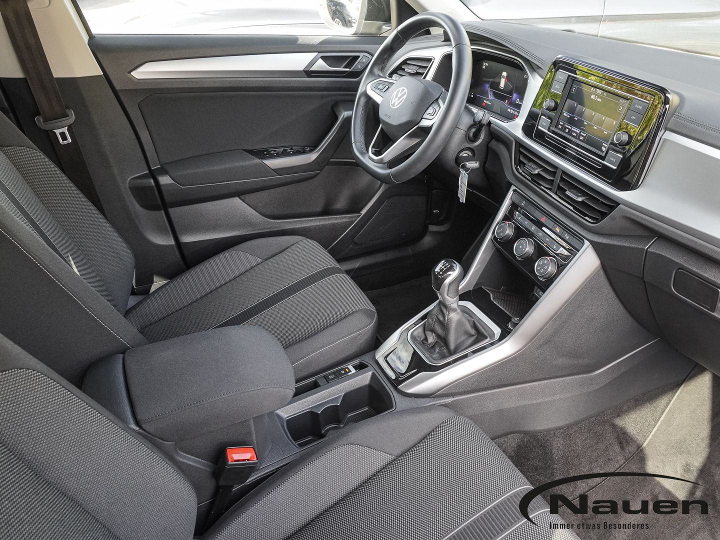Volkswagen T-Roc 2023 г. Белый, пробег 36150 км