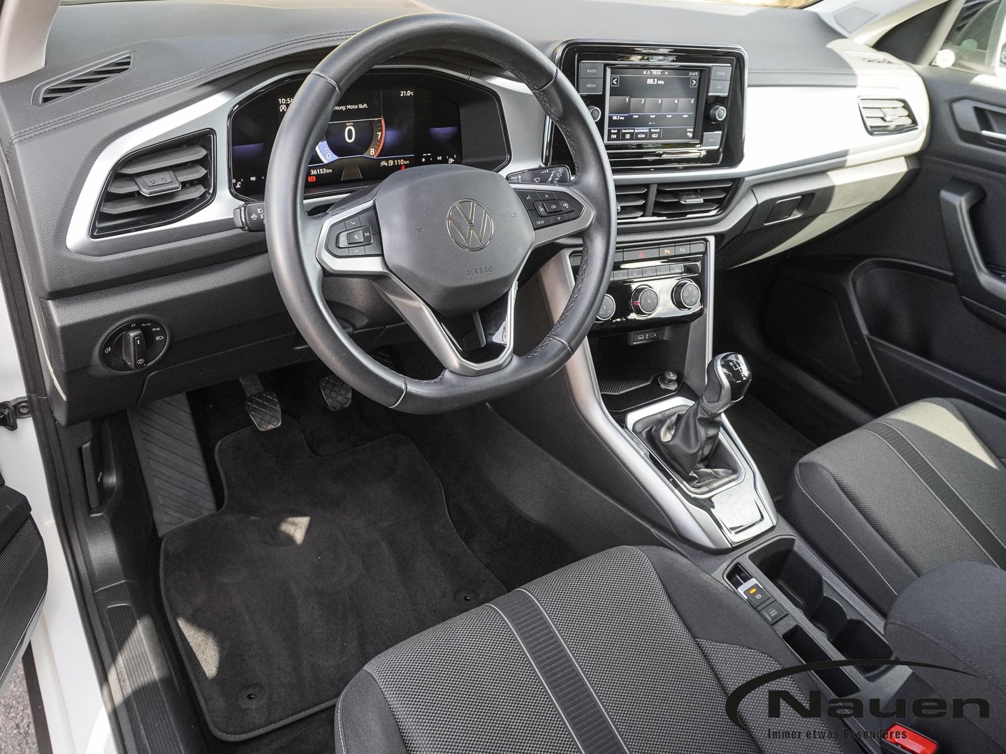 Volkswagen T-Roc 2023 г. Белый, пробег 36150 км