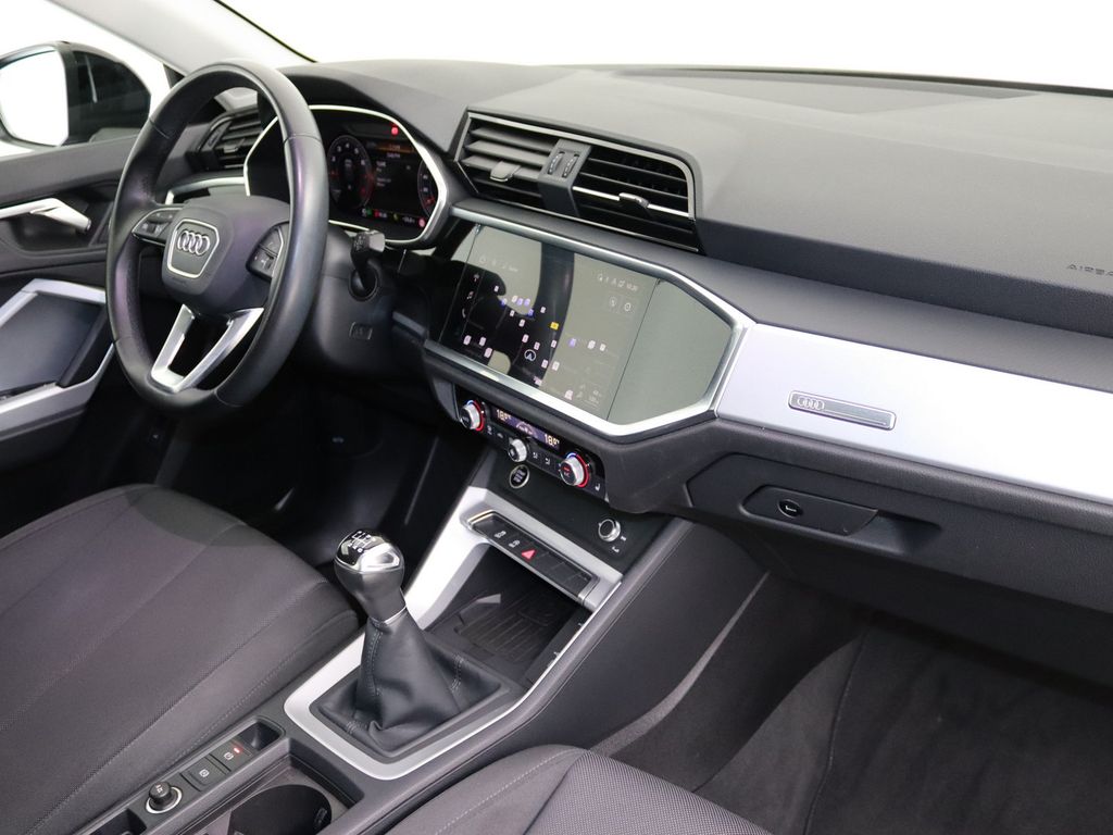 Audi Q3 2023 г. Чёрный, пробег 48944 км