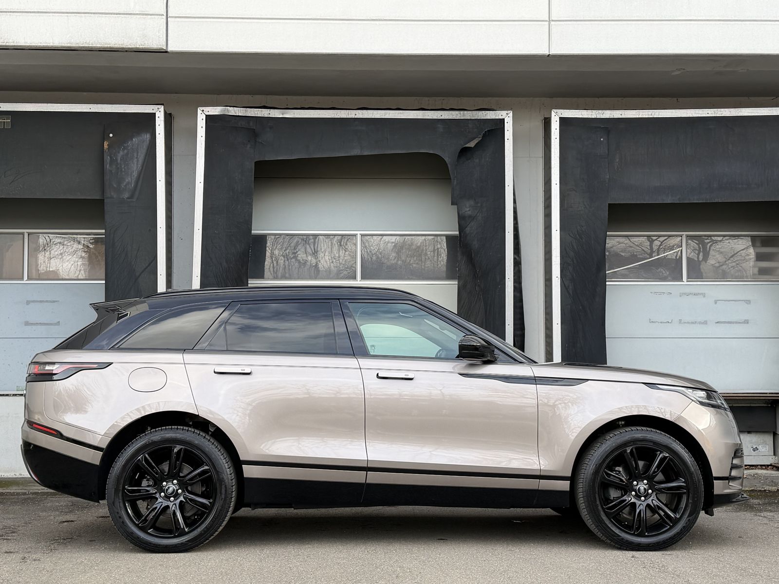 Land Rover Range Rover Velar 2023 г. Золотистый, пробег 31400 км