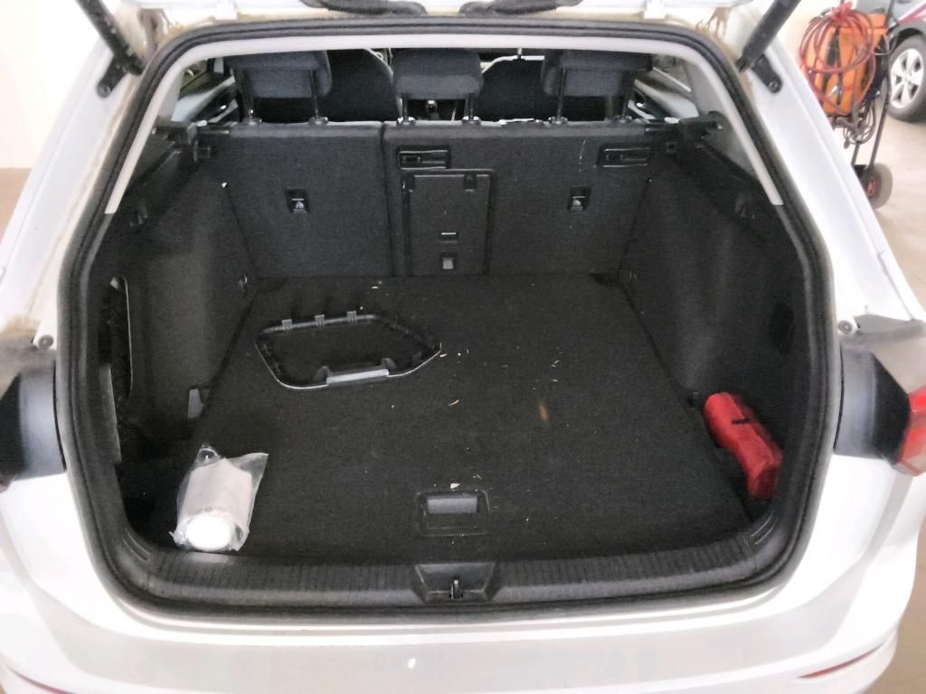 Volkswagen Golf 2022 г. Белый, пробег 56336 км