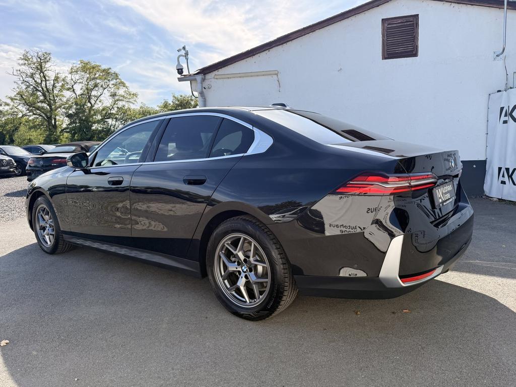 BMW 520 2024 г. Чёрный, пробег 32426 км