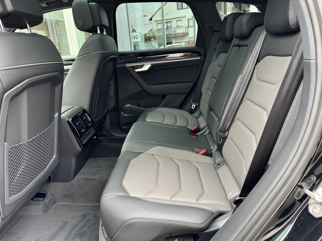 Volkswagen Touareg 2026 г. Чёрный, пробег 150 км